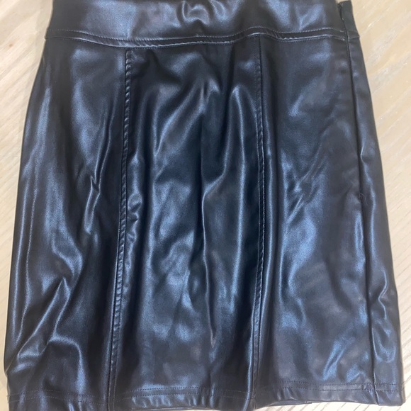Faux leather mini skirt - Picture 1 of 2